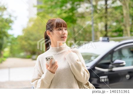 女性、タクシーを待つ 女性、タクシーを待つ 140151361