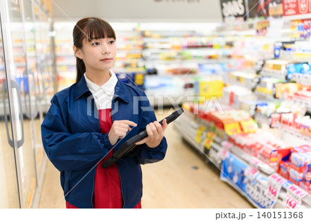 女性、タブレット操作、店内 女性、タブレット操作、店内 140151368