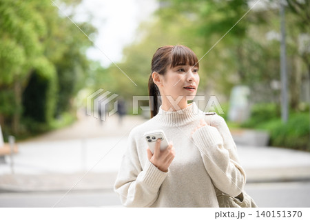 女性がスマホを持つ 140151370