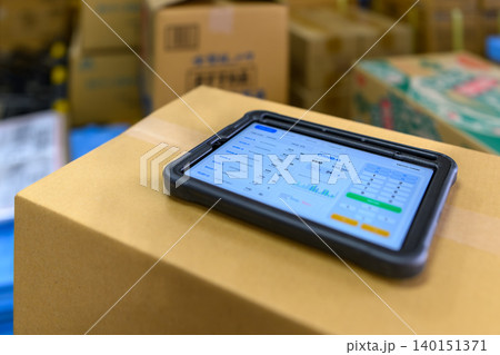 段ボール上のタブレット端末 段ボール上のタブレット端末 140151371