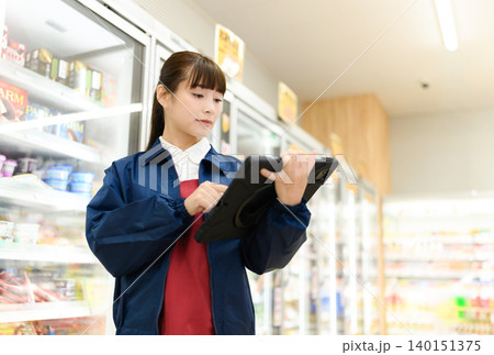 女性がタブレットで在庫管理 140151375