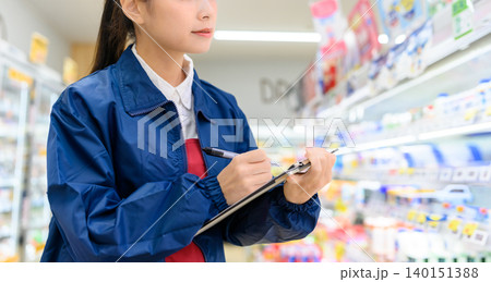 女性が在庫管理をする 女性が在庫管理をする 140151388