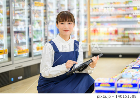 女性店員がタブレット操作 女性店員がタブレット操作 140151389