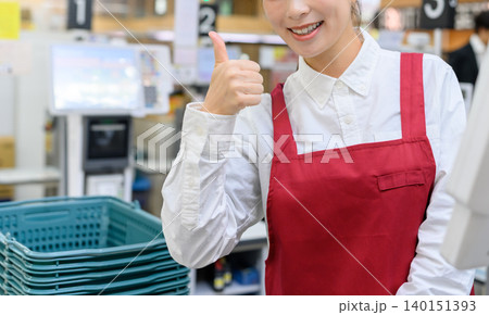 スーパーで働く笑顔の店員 スーパーで働く笑顔の店員 140151393