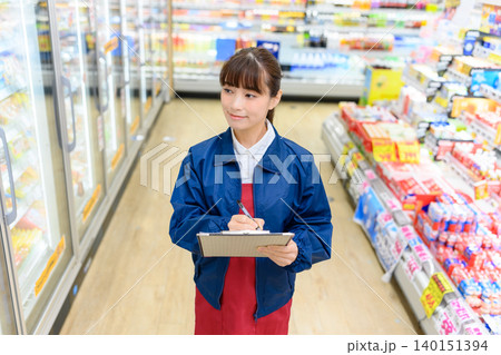 スーパーで働く女性店員 スーパーで働く女性店員 140151394