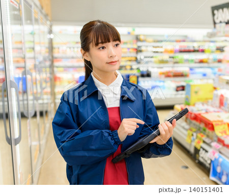 女性がタブレットで在庫管理 女性がタブレットで在庫管理 140151401