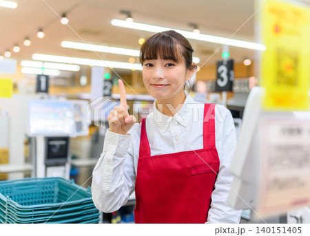 スーパーで働く女性店員 スーパーで働く女性店員 140151405