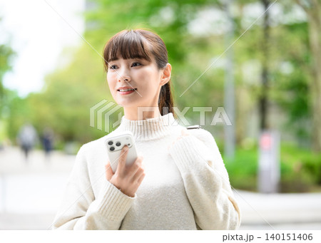スマートフォンを持つ女性 スマートフォンを持つ女性 140151406