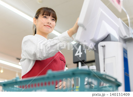 レジで働く女性店員 140151409