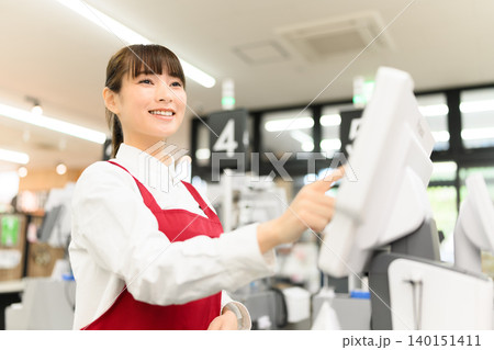 レジで働く女性店員 140151411