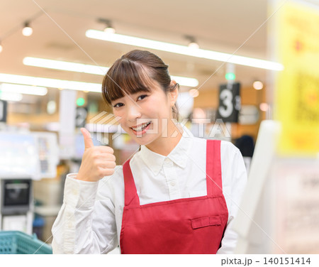 スーパーのレジで働く女性 スーパーのレジで働く女性 140151414