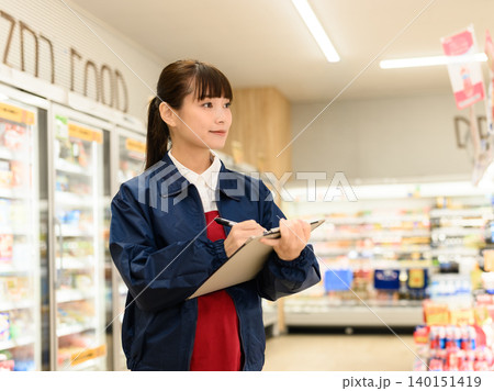 スーパーマーケットで働く女性 スーパーマーケットで働く女性 140151419