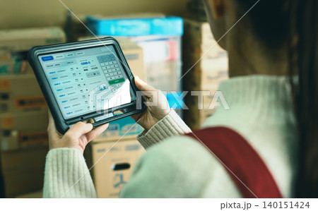 タブレットで在庫管理する女性 タブレットで在庫管理する女性 140151424