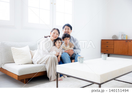 若い家族、仲良し、ソファー、親子、幸せ、あったか家族 若い家族、仲良し、ソファー、親子、幸せ、あったか家族 140151494