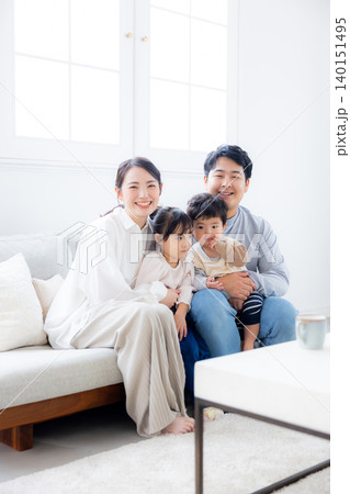 若い家族、仲良し、ソファー、親子、幸せ、あったか家族 若い家族、仲良し、ソファー、親子、幸せ、あったか家族 140151495