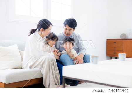 若い家族、仲良し、ソファー、親子、幸せ、あったか家族 若い家族、仲良し、ソファー、親子、幸せ、あったか家族 140151496