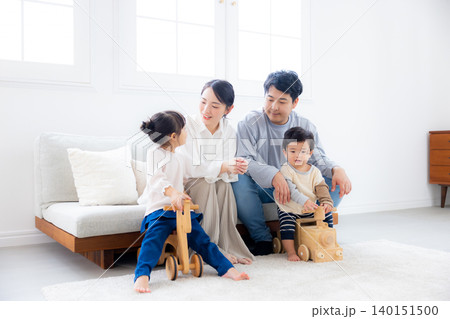 若い家族、仲良し、ソファー、親子、幸せ、あったか家族 若い家族、仲良し、ソファー、親子、幸せ、あったか家族 140151500