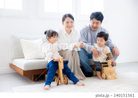 若い家族、仲良し、ソファー、親子、幸せ、あったか家族 若い家族、仲良し、ソファー、親子、幸せ、あったか家族 140151501