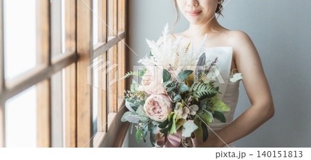 ブーケ,花束を持つウェディングドレス姿の新婦,花嫁（窓,光） 140151813