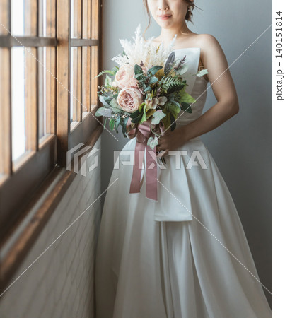 ブーケ,花束を持つウェディングドレス姿の新婦,花嫁（窓,光） 140151814