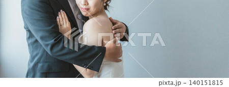 ウェディングフォトを撮影する新郎新婦（結婚,挙式,ブライダル,抱きしめる） 140151815