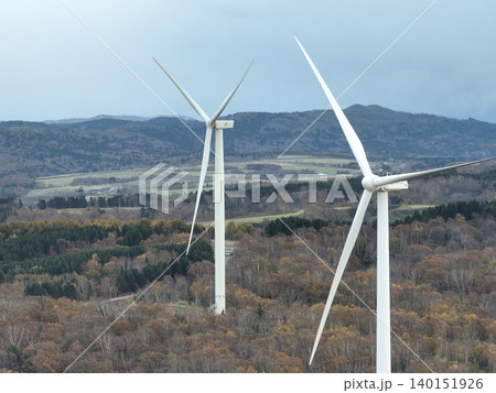 ＜空撮＞大地の丘の上に立つ風力発電の風車 140151926