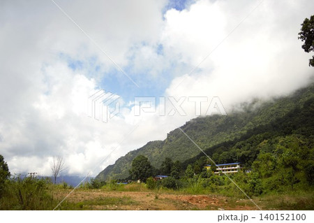 雲が広がるアンナプルナトレイルの山岳風景 雲が広がるアンナプルナトレイルの山岳風景 140152100
