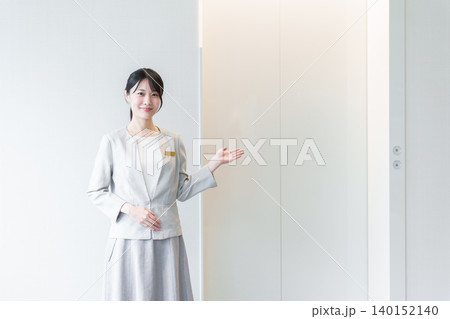 エレベーターの前に立つ女性 エレベーターガール エレベーターの前に立つ女性 エレベーターガール 140152140