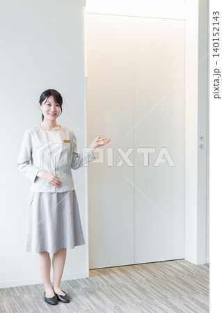 エレベーターの前に立つ女性 エレベーターガール エレベーターの前に立つ女性 エレベーターガール 140152143