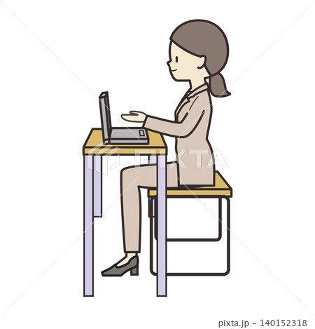スーツ姿でパソコンを操作する女性のイラスト 140152318