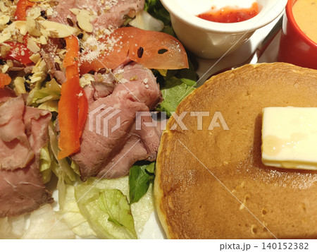 パンケーキとサラダの洋食プレートイメージ パンケーキとサラダの洋食プレートイメージ 140152382