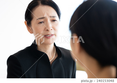 悲しみに暮れる葬儀の参列者 悲しみに暮れる葬儀の参列者 140153048
