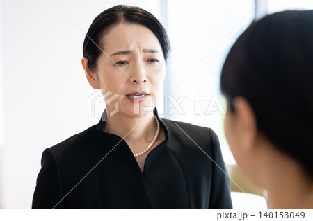 悲しみに暮れる葬儀の参列者 悲しみに暮れる葬儀の参列者 140153049