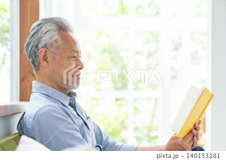 シニア男性　読書 140153281