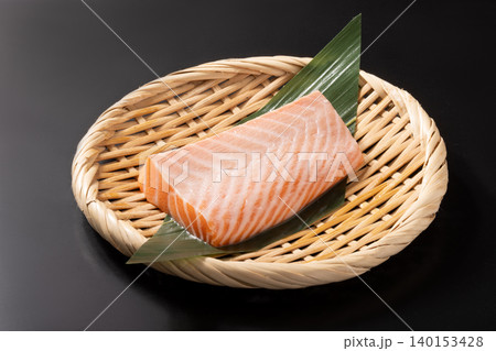 ［ノルウェー産　養殖］アトランティックサーモン　腹身 140153428