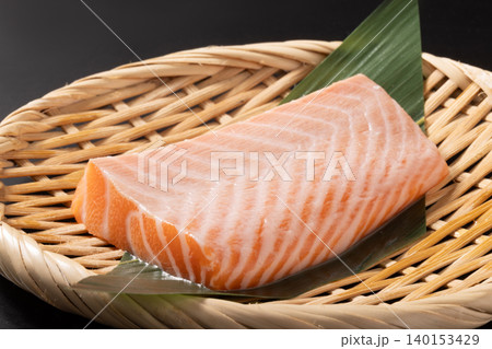 ［ノルウェー産　養殖］アトランティックサーモン　腹身 140153429