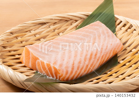 ［ノルウェー産　養殖］アトランティックサーモン　腹身 140153432