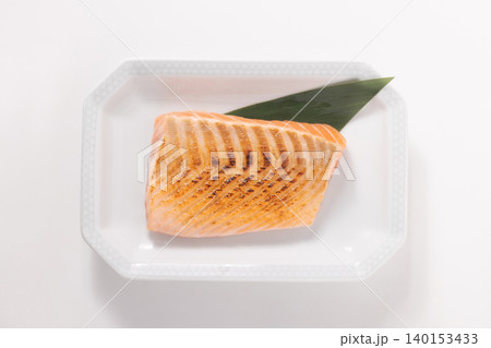 ［ノルウェー産　養殖］炙りアトランティックサーモン　腹身 140153433