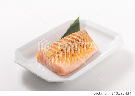［ノルウェー産　養殖］炙りアトランティックサーモン　腹身 140153434