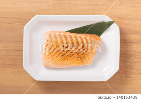 ［ノルウェー産　養殖］炙りアトランティックサーモン　腹身 140153439