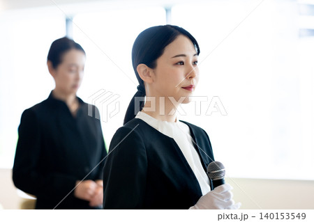 葬儀の司会をするスタッフ 葬儀の司会をするスタッフ 140153549
