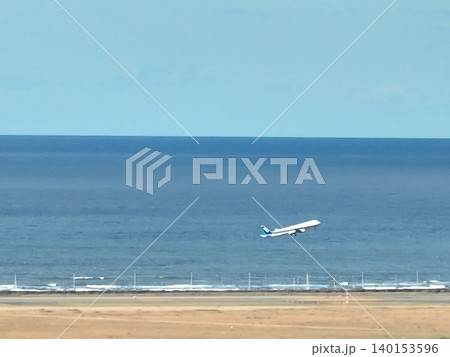 (北の大地から撮影)青い空と海と離陸する飛行機 (北の大地から撮影)青い空と海と離陸する飛行機 140153596