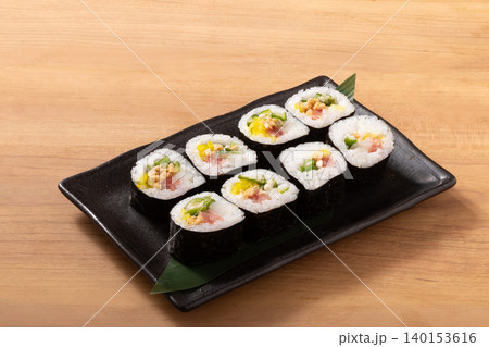 ネバネバ中巻き(オクラ 納豆 マグロ たくあん) ネバネバ中巻き(オクラ 納豆 マグロ たくあん) 140153616