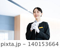 葬儀の司会をするスタッフ 140153664