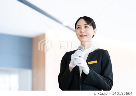 葬儀の司会をするスタッフ 140153664