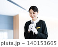 葬儀の司会をするスタッフ 140153665