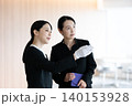 案内する葬儀場スタッフ 140153928