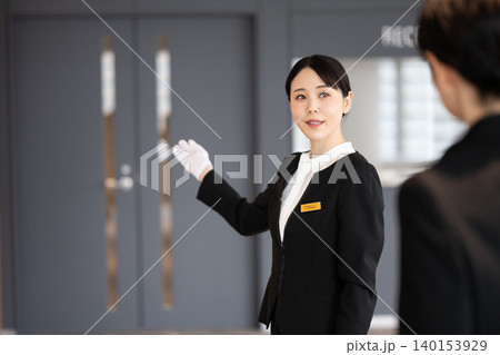 案内する葬儀場スタッフ 140153929