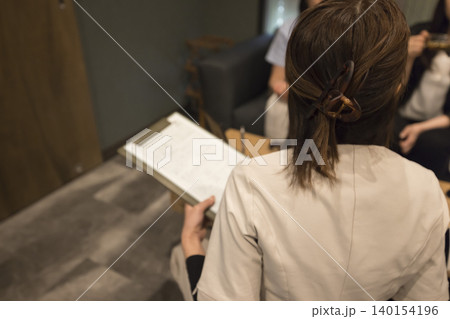 カウンセリングをする女性スタッフ カウンセリングをする女性スタッフ 140154196
