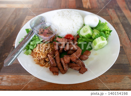 Fried pork with garlic and steamed rice 140154198